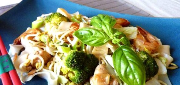 Лапша Сайгон с курицей и креветками