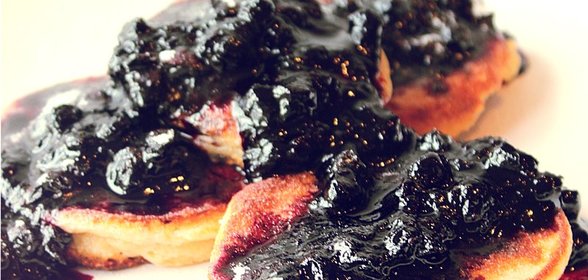 Сырники с черничным топпингом