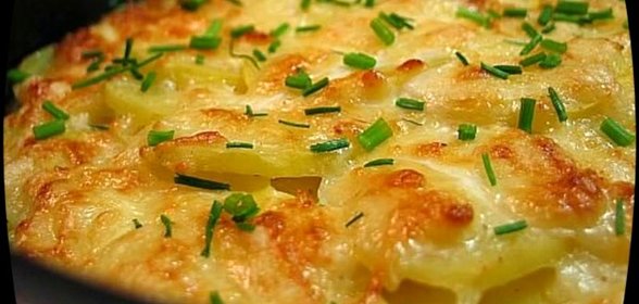 Слоеный картофель, запеченный под голубым сыром