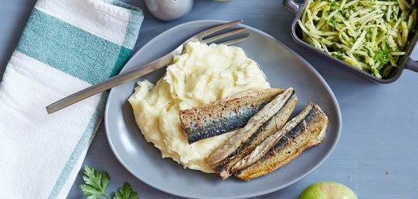 Жареная скумбрия с картофельно-яблочным пюре