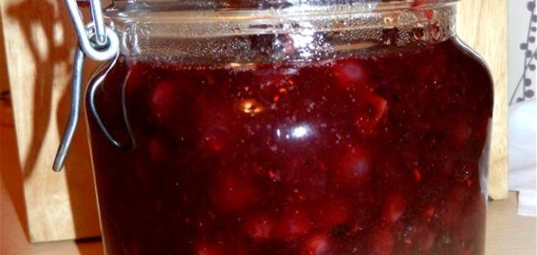 Пряный клюквенный соус со сливами и чили