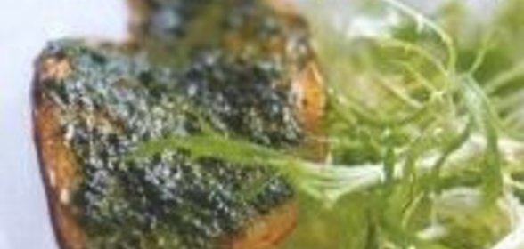 Салат фризе с гренками и соусом Песто