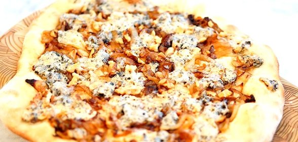 Пицца с сыром с плесенью