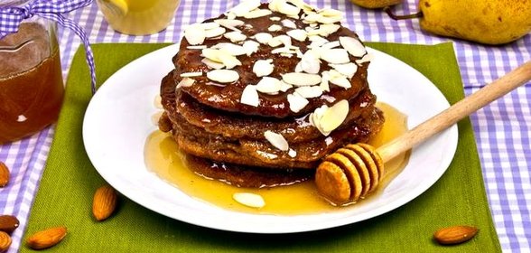 Оладьи с грушами, миндалем и корицей