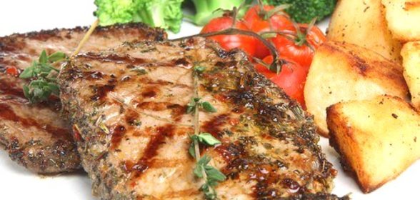 Говяжья вырезка в корочке из чеснока и трав