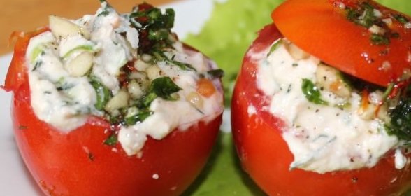 Помидоры, фаршированные сыром, под ореховым соусом