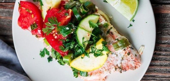 Лосось с овощами в фольге