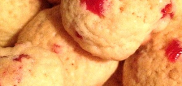 Песочное кукурузное печенье с сушеной вишней