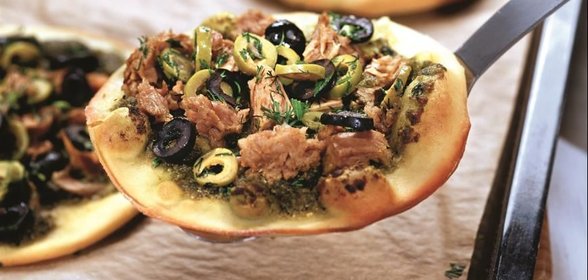 Мини-пиццы с соусом песто и тунцом
