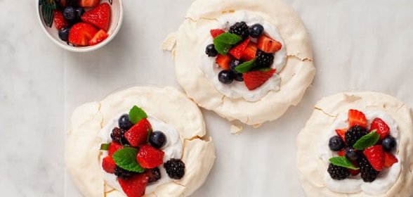 Пирожное Павлова с ягодами