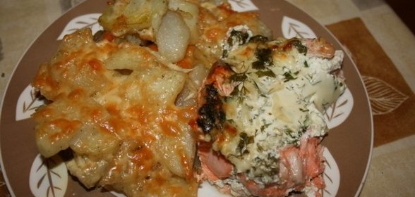Рыба под сливочно-сырным соусом и картошка запечёная с сыром