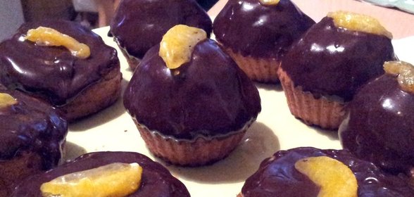 Мандариновые кексы с шоколадной глазурью