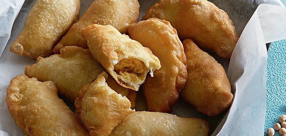 Самбусаки с пюре из хумуса