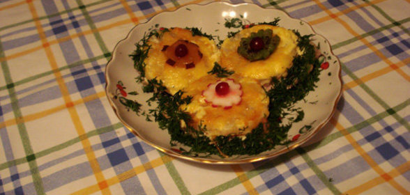 Свинина, запеченная с ананасами и сыром (вариант)