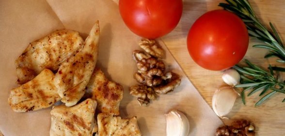 Пряные томаты и курица на сладком хлебе