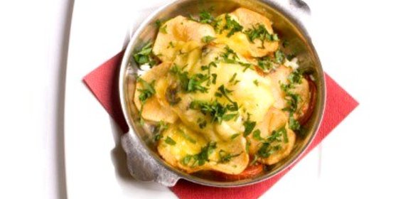 Стейки из хека с луком, помидорами и тертым сыром