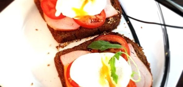 Яйца по‑бенедиктински с ветчиной на тостах