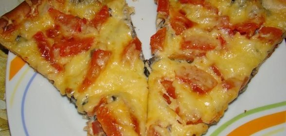 Пицца с колбасой