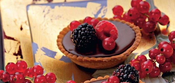 Тарталетки с винным ганашем и ягодами