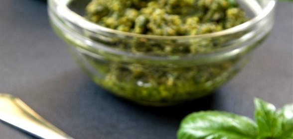 Мятное песто с грецкими орехами к баранине