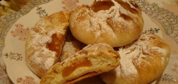 Ватрушка с творогом и абрикосами
