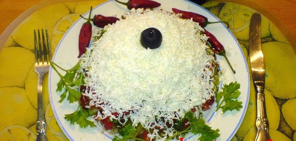 Говяжий язык под соусом из красной смородины
