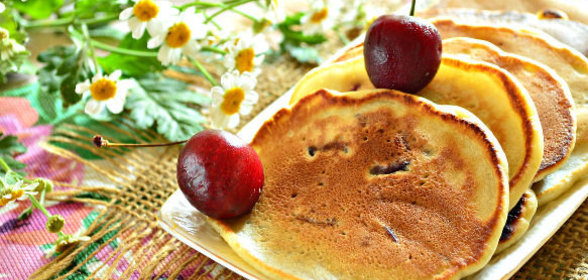 Канапе с сосисками, сыром и помидорами