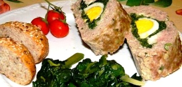 Мясной рулет с вареными яйцами