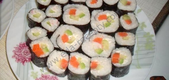 Суши роллы ассорти с авакадо крабовыми палочками и семгой