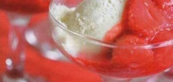 Клубничный соус с ревенем