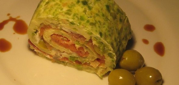 Рулет с сёмгой, козьим сыром и оливками