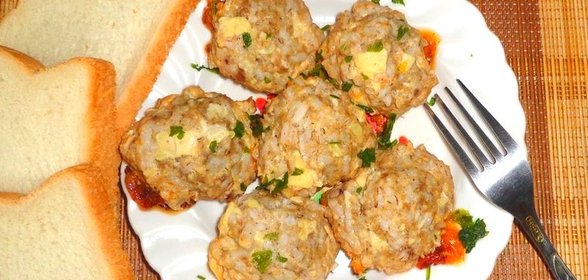 Тефтели с красным рисом и кабачком