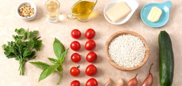 Летнее ризотто с помидорами черри, цукини и кедровыми орешками
