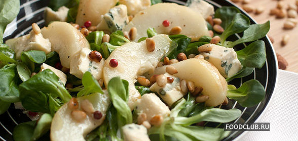Салат с грушей и голубым сыром