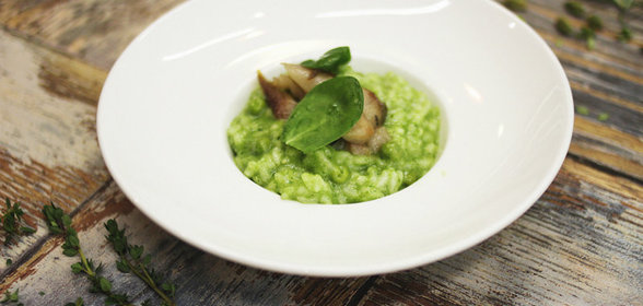 Зеленое ризотто с молодым горошком и копченой скумбрией