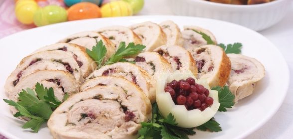 Куриный рулет с укропом и брусникой