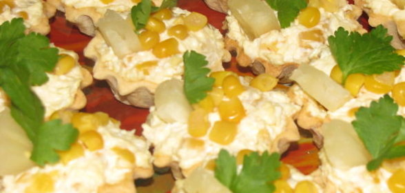 Салат-закуска с ананасами и кукурузой