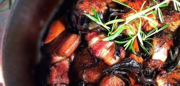 Куриные бедрышки с беконом и вешенками