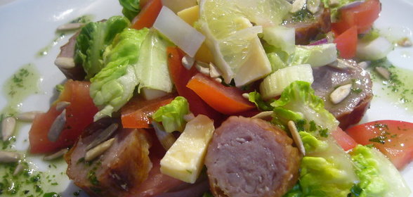 Теплый салат с колбасками и сыром