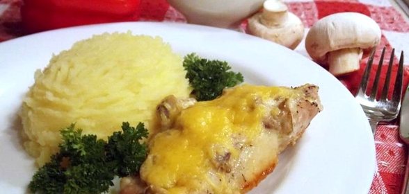 Эскалопы с грибами в сырном соусе
