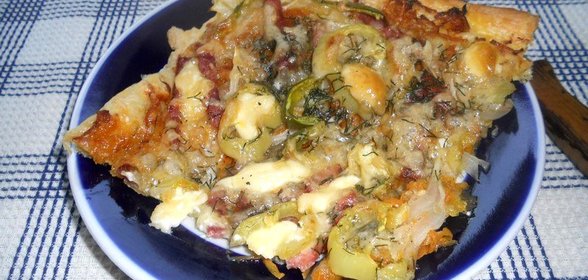 Открытый пирог с колбасой и овощами