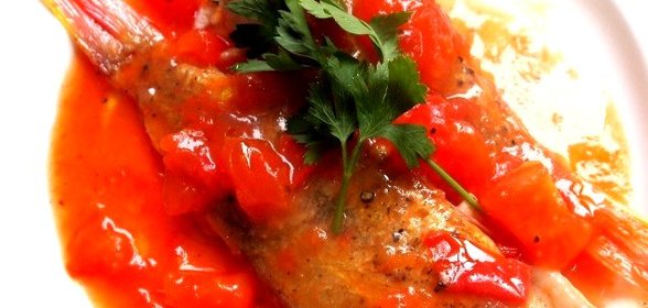 Жареная рыба с помидорами