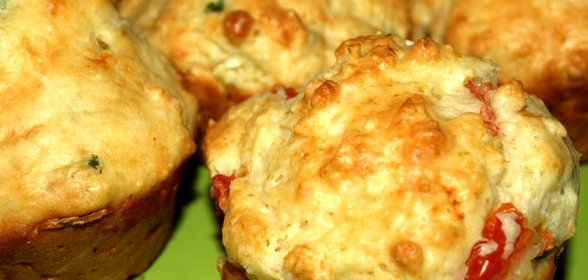 Сырные маффины с помидорами и зеленым луком