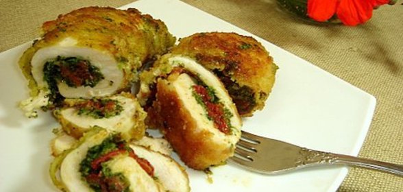 куриная грудка фаршированная вяленными помидорами и соусом из кинзы