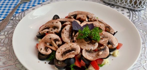 Салат из сырых шампиньонов с брынзой, помидорами и базиликом