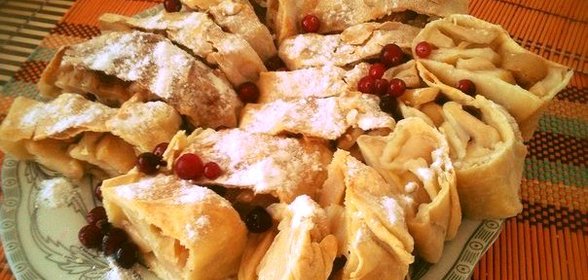 Штрудель с яблоками, корицей и пломбиром