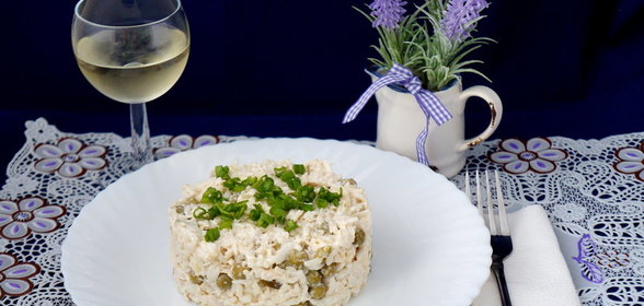 Куриный салат с рисом, сыром и горошком
