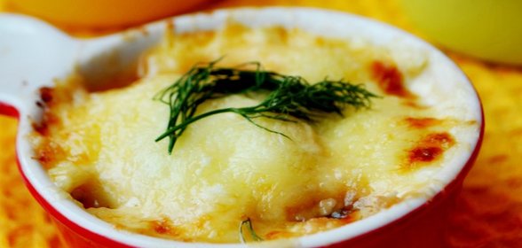 Сырный гратен с креветками и красным луком