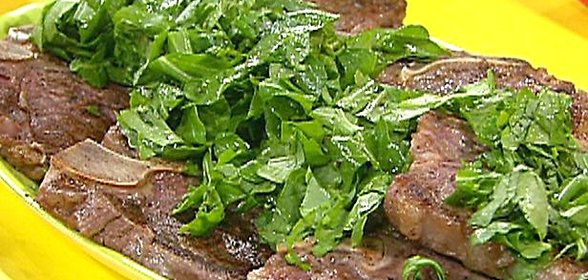 Стейк на ребре с сыром, оливками и травами