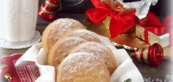 Песочное пирожное с маком и изюмом